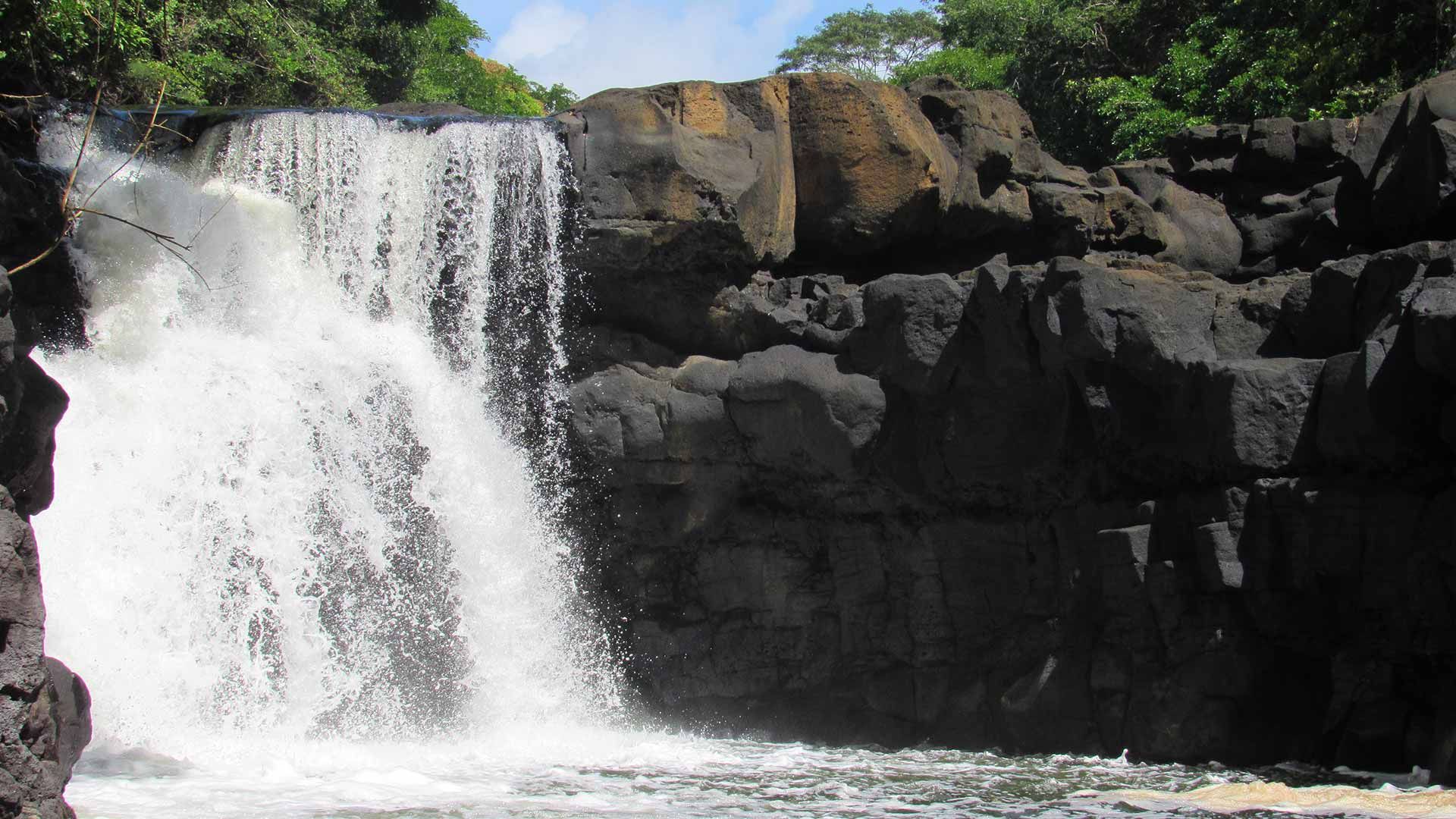 Speedboat Trip Ile Aux Cerfs + Lunch + GRSE Waterfall